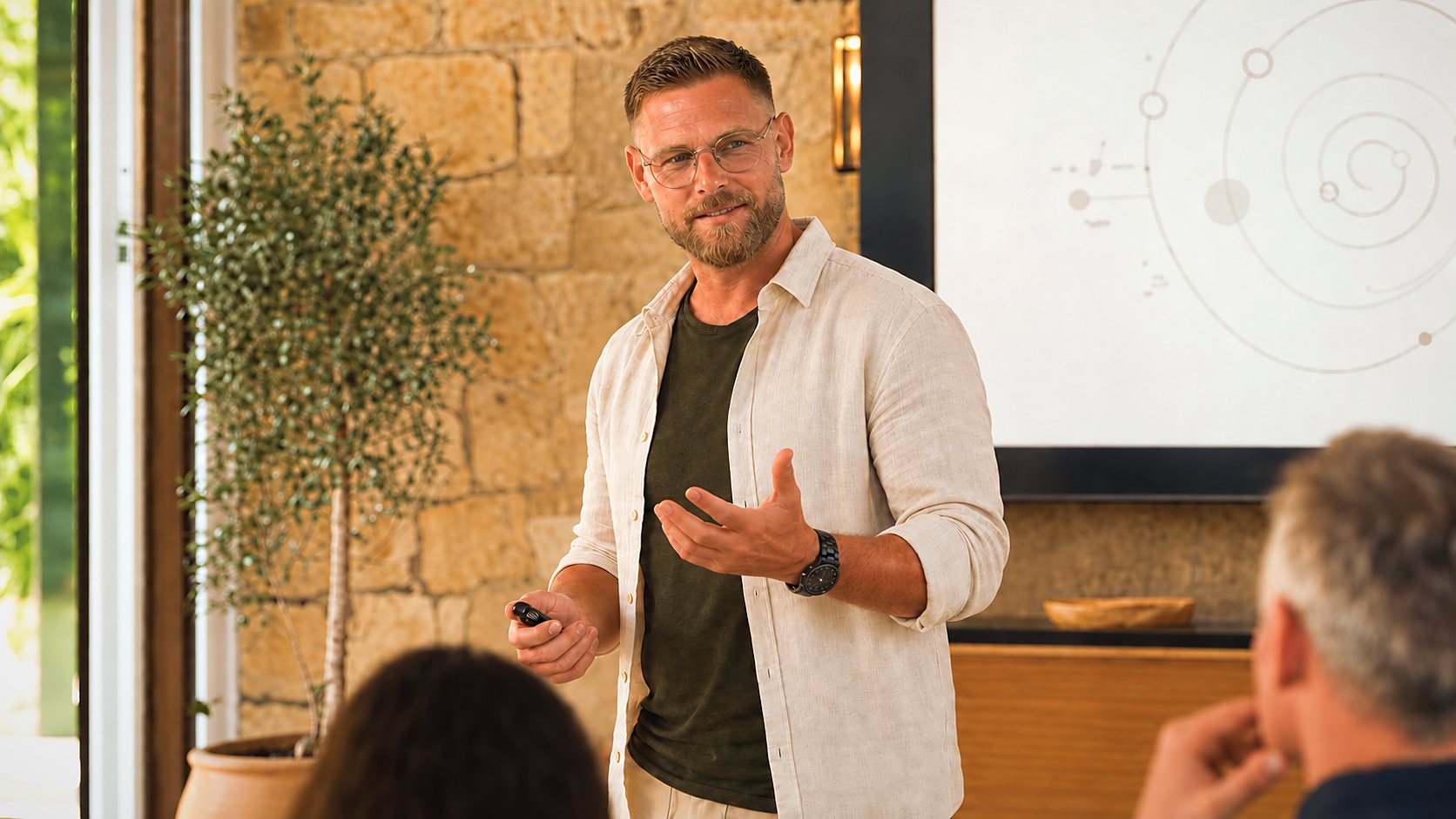 Stefan Beekwilder presenteert voor een zaal met ondernemers